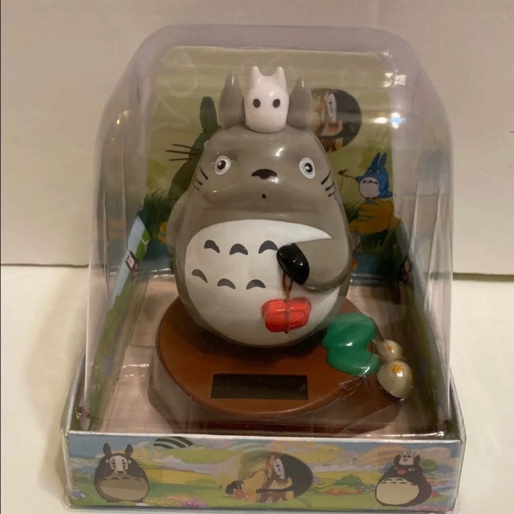 Solar powered Totoro w/red gifts figure